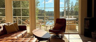 Sönnvik, NEW—right on the lake, sleeps 8, hot tub, sauna, dock, boat, barbecue area