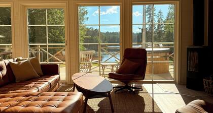 Sönnvik, NEW—right on the lake, sleeps 8, hot tub, sauna, dock, boat, barbecue area