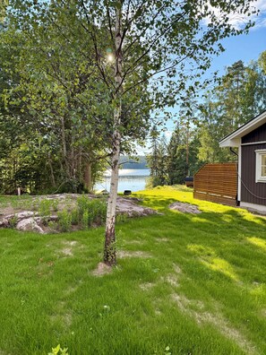 Property grounds - Sönnvik, NEW—right on the lake, sleeps 8, hot tub, sauna, dock, boat, barbecue area (Hultsfred)