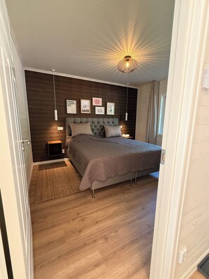 4 slaapkamers, een strijkplank/strijkijzer, reisbedje, gratis wifi