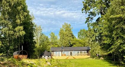 Sönnvik,NEU direkt am See für 8 Personen, Hottube, Sauna, Steg, Boot, Grillstube