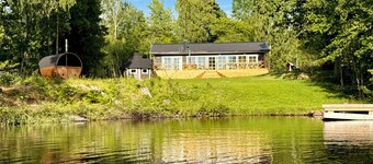 Sönnvik, NEW—right on the lake, sleeps 8, hot tub, sauna, dock, boat, barbecue area