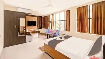 Deluxe Double Room, Air conditioning | Hypo-allergenic bedding, desk, soundproofing