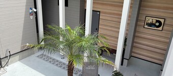 Hotel Kozafornia 1 building for rent with 3 rooms, each with bath, shower and toilet. For families of up to 8 people + 4 children! Okinawa Arena 10 min. Churaumi Aquarium 80 min. 2 parking lots