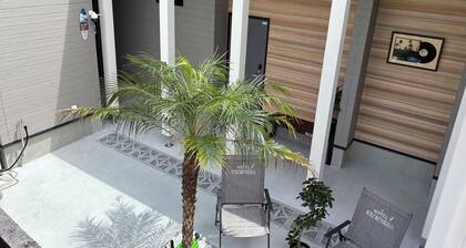 Hotel Kozafornia 1 building for rent with 3 rooms, each with bath, shower and toilet. For families of up to 8 people + 4 children! Okinawa Arena 10 min. Churaumi Aquarium 80 min. 2 parking lots