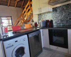 Casa, 2 quartos, varanda, vista para o lago | Lavanderia