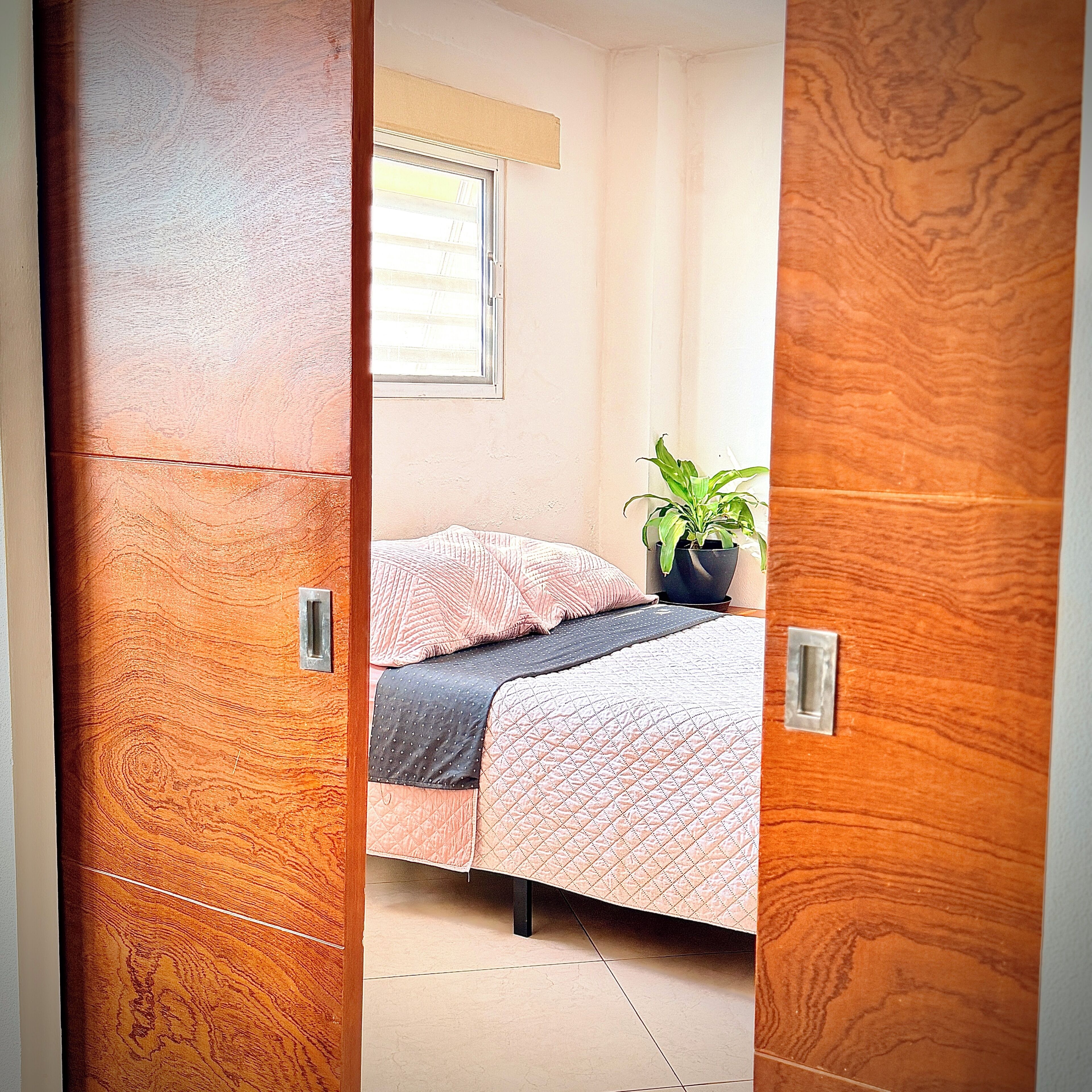 1 dormitorio, tabla de planchar con plancha, wifi y ropa de cama
