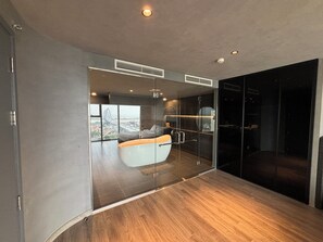 Kostenlose Toilettenartikel, Haartrockner, Hausschuhe, Handtücher