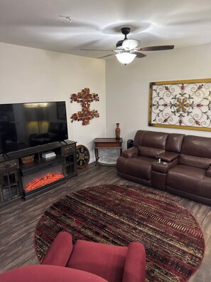 Living area - Cozy 1-bedroom apartment with AC in lovely Frisco (Frisco)