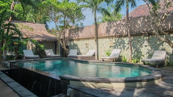2 outdoor pools