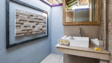 Deluxe Room, Balcony, Pool View | Bathroom