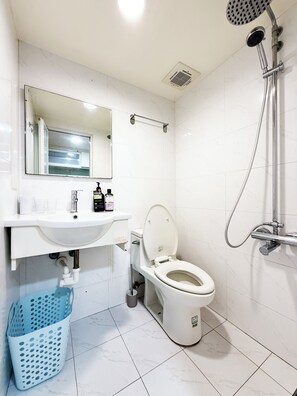 Dusche, Haartrockner, Handtücher, Toilettenpapier