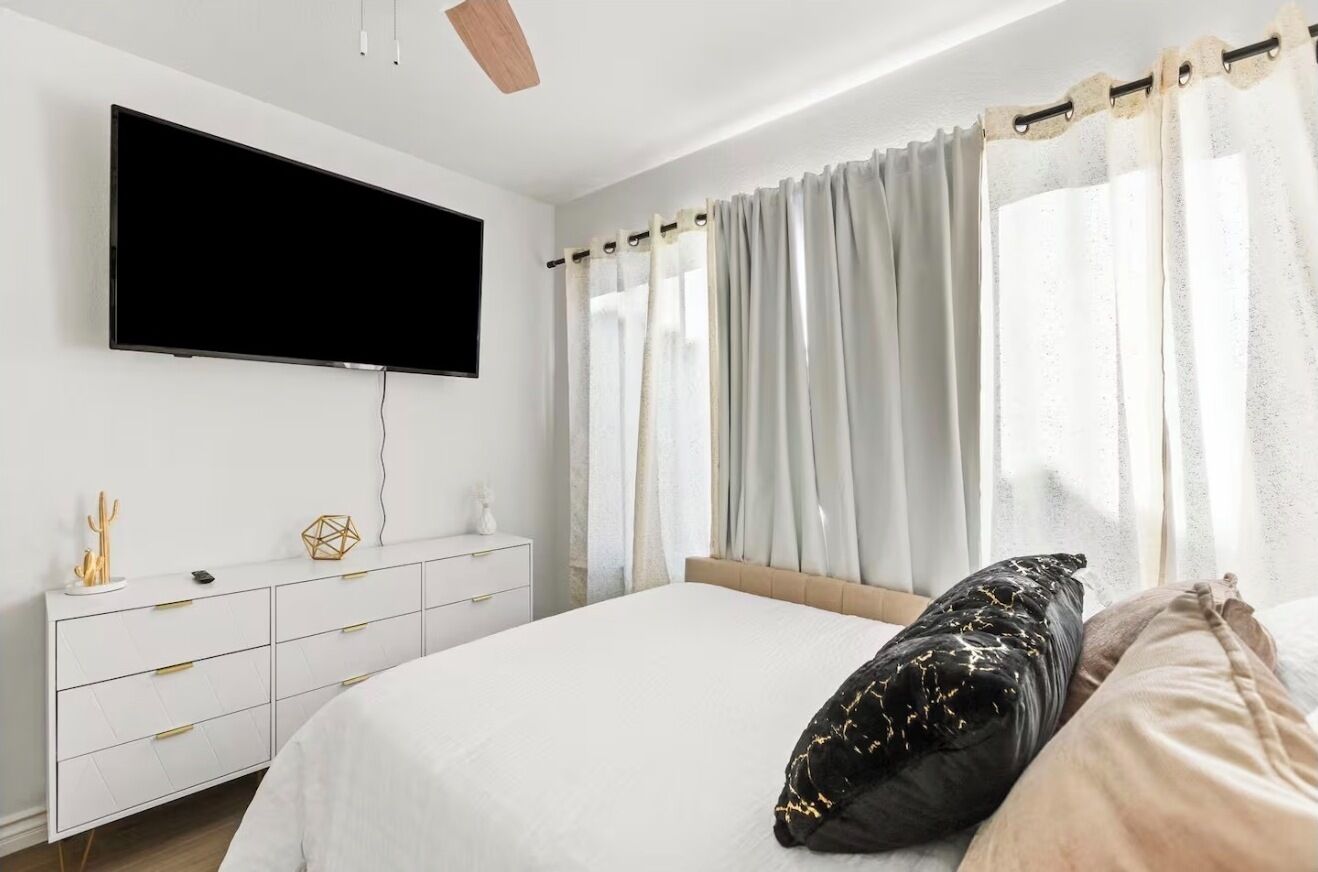 5 bedrooms, desk, iron/ironing board, WiFi (free)