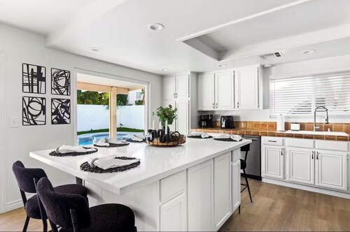 Serene 5-bedroom, 3 full Bath W/heated Pool house,10 Min from Las Vegas Strip