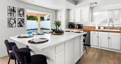 Serene 5-bedroom, 3 full Bath W/heated Pool house,10 Min from Las Vegas Strip