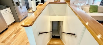 Spacious 3-bedroom building in peaceful Tisbury with AC