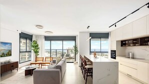 Eine moderne Wohnung mit Wohnzimmer, Essbereich, Küche, großen Fenstern und Blick auf die Stadt.