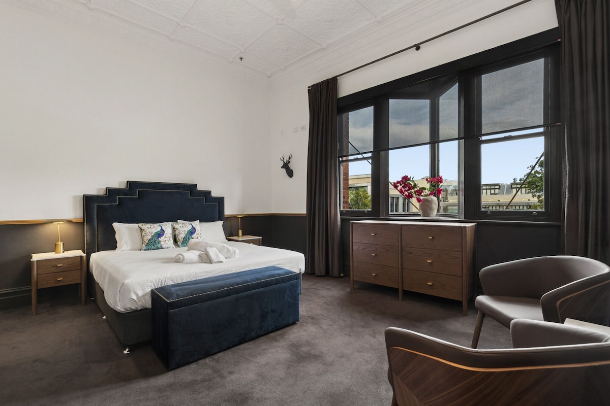 Room 2 - King Bed | Iron/ironing board (on request), WiFi (free)