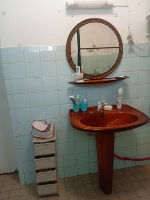 Bathroom - House like and secure, bright, wifi garden no smoking quiet neighborhood (Pamandzi)