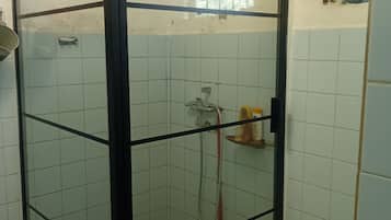 Dusche, Handtücher, Toilettenpapier