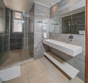 Deluxe-Apartment | Badezimmer | Handtücher, Seife, Toilettenpapier