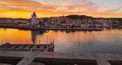Casa la Cigala-Stylish 2-Bed Center Duquesa Marina-Walk to Beach and Restaurants