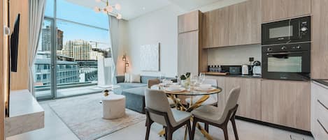 Appartement Penthouse luxueux, 2 chambres, climatisation, vue sur la ville | Cuisine privée | Réfrigérateur grande capacité avec congélateur, four à micro-ondes