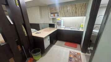 Deluxe Room (Deluxe Family Room) | Private kitchen | Microwave