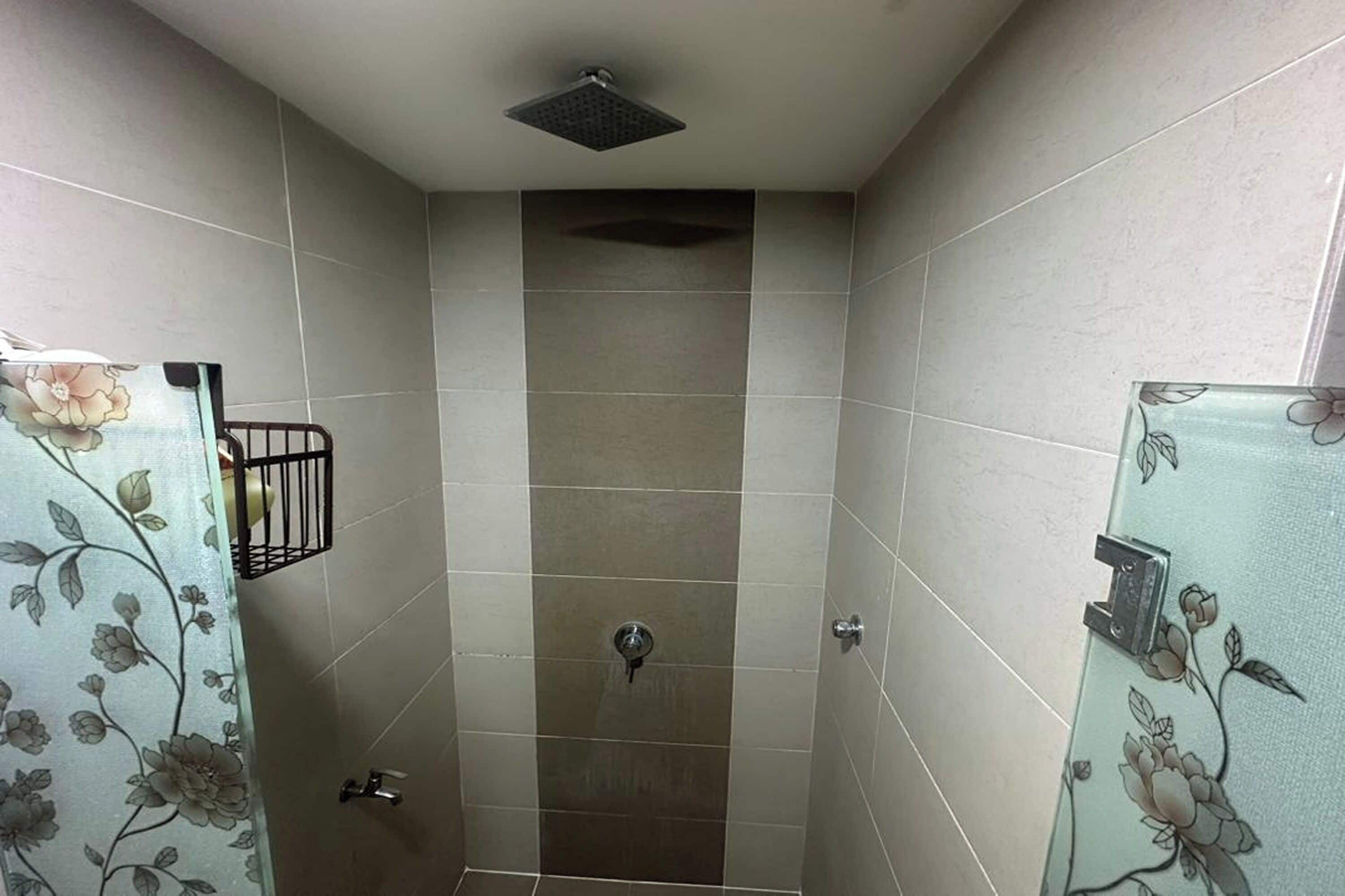 Minibar, meja kerja, tirai kedap cahaya, dan setrika/meja setrika