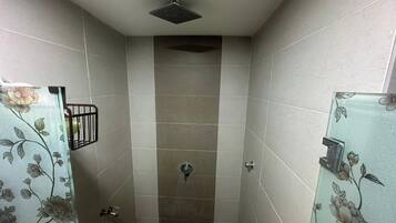 Minibar, meja kerja, tirai kedap cahaya, dan setrika/meja setrika