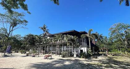 Puerto Paraiso Hostel