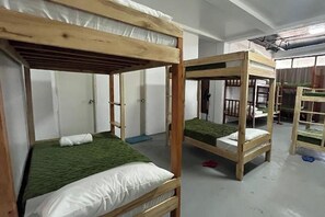 Shared Dormitory, Men only | Meja, Wi-fi percuma, cadar katil 