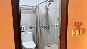 Standard-Vierbettzimmer | Badezimmer