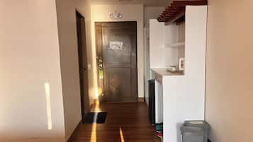 Escritorio, tabla de planchar con plancha, wifi gratis y ropa de cama