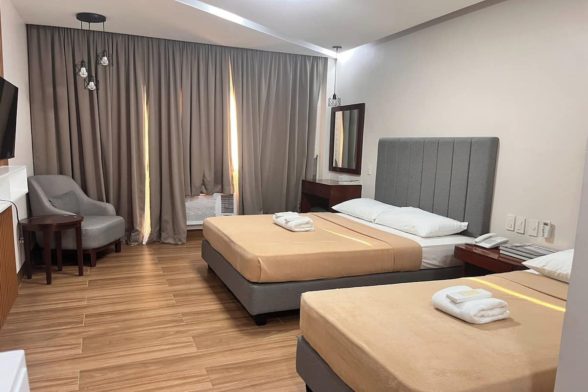 Kolmen hengen deluxe-huone | Silitysrauta/-lauta, ilmainen Wi-Fi, vuodevaatteet
