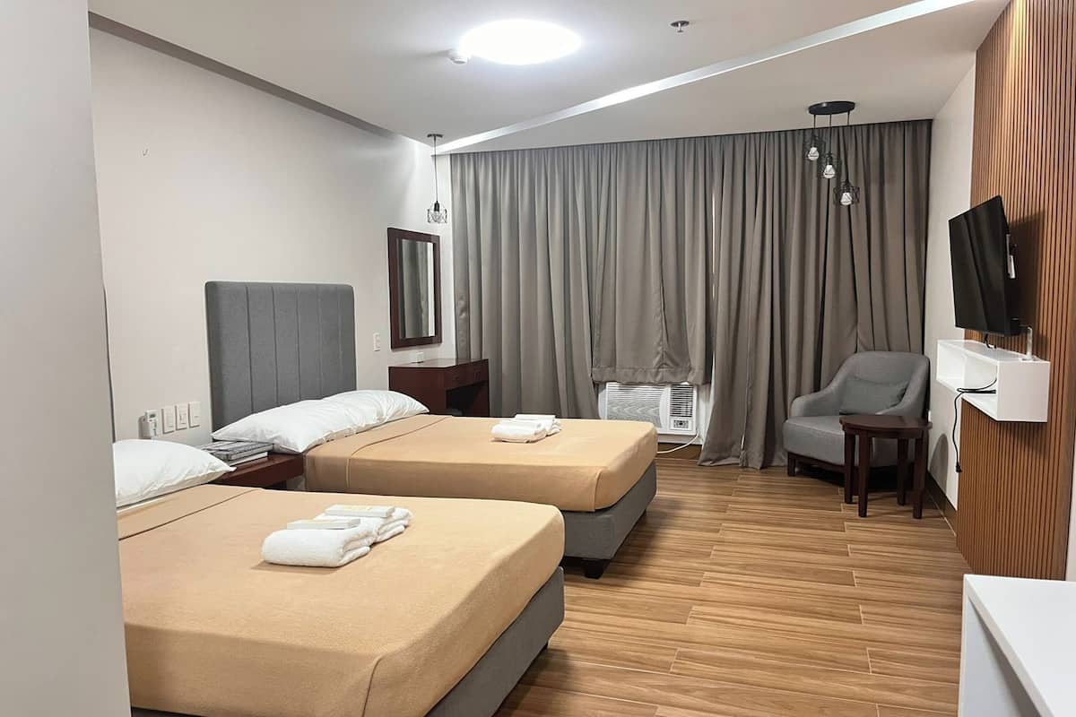 Neljän hengen deluxe-huone, 2 parisänkyä | Silitysrauta/-lauta, ilmainen Wi-Fi, vuodevaatteet