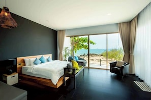 Habitación Grand, vista al mar | Caja de seguridad en la habitación y escritorio