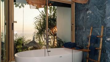 Grand Deluxe Sea View | Bathroom