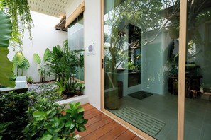 Habitación familiar | Caja de seguridad en la habitación y escritorio