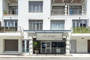 A modern building with a storefront named 'the edge.' - Luxurious 2-Bedroom Penthouse with Stunning Views in Central Cape Town (Cape Town)