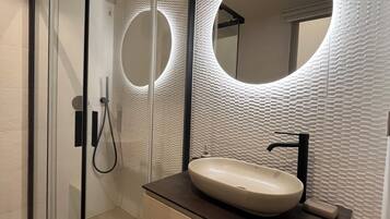 Douche, sĂšche-cheveux, bidet, serviettes fournies