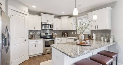 Spacious 6-bedroom house in adorable Pleasant Hill with AC