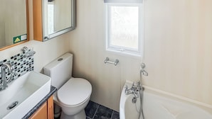 Ein Badezimmer mit Toilette, Waschbecken und Badewanne.