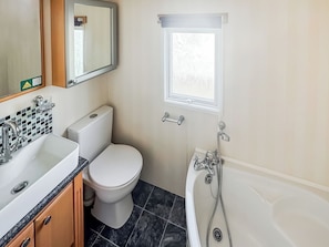 Ein Badezimmer mit Toilette, Waschbecken und Badewanne.