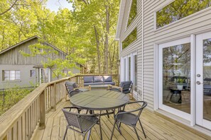 Outdoor dining - Private Duck Lake Access: Up North Getaway (Interlochen)