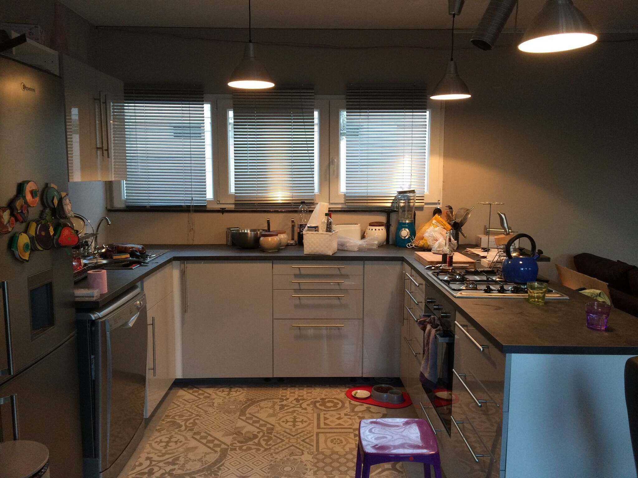 Kaffe- och tebryggare, kylskåp, mikrovågsugn och ugn