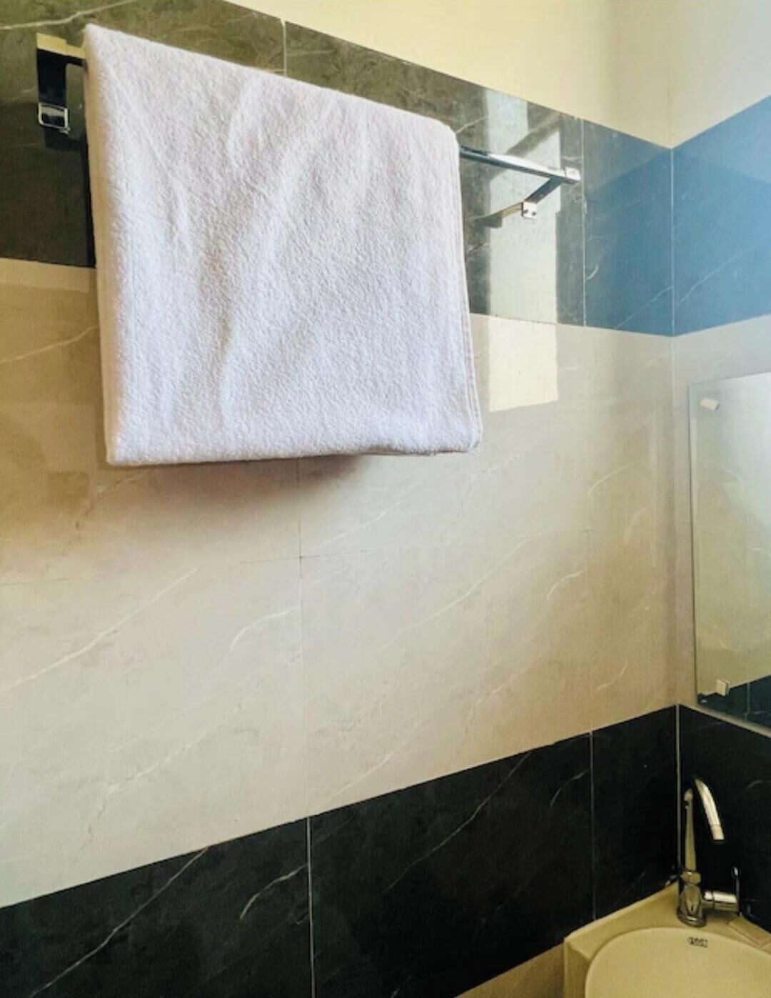 Douche, articles de toilette gratuits, serviettes fournies, savon