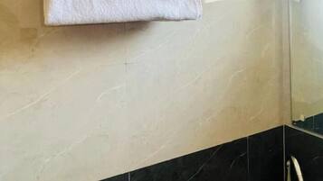 Douche, articles de toilette gratuits, serviettes fournies, savon