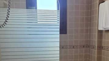 Suite, 1 cama de matrimonio, balcón, vistas a la montaña | Baño | Cabezal de ducha tipo lluvia y artículos de higiene personal gratuitos