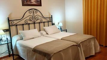 Chambre avec lits jumeaux, balcon, vue jardin | Chambres insonorisées, Wi-Fi gratuit, draps fournis